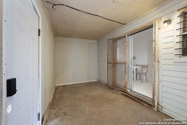 Listing photo id 17 for 2719 West Houston