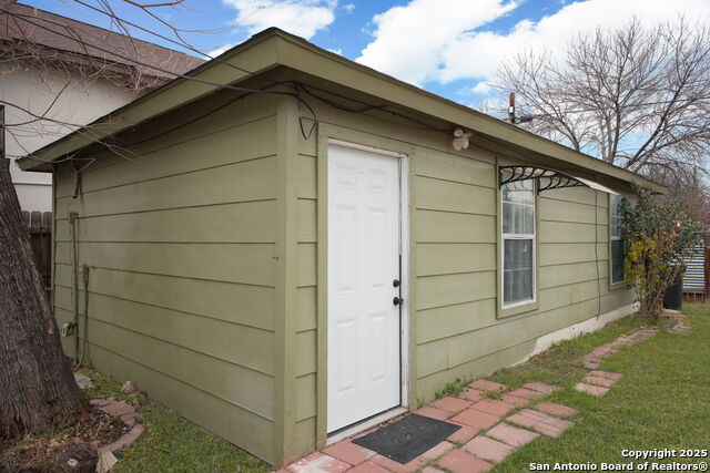 Listing photo id 18 for 2719 West Houston