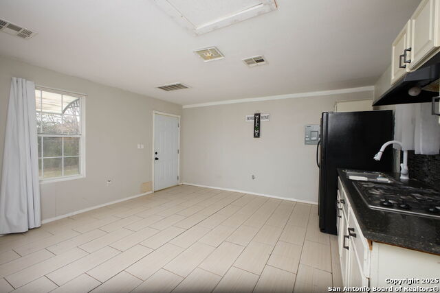Listing photo id 20 for 2719 West Houston
