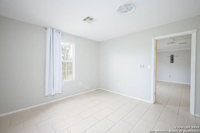 Listing photo id 21 for 2719 West Houston