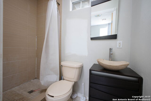 Listing photo id 23 for 2719 West Houston