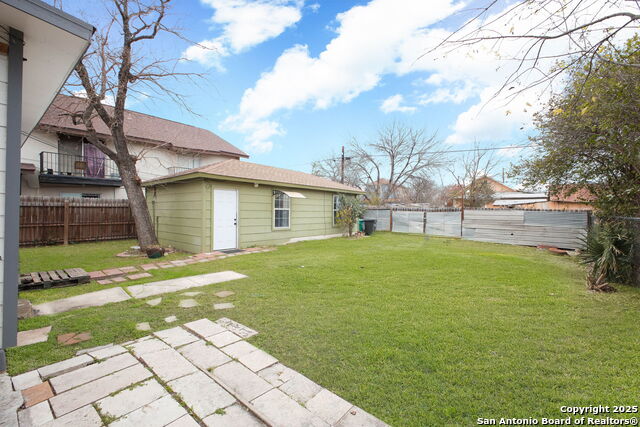 Listing photo id 24 for 2719 West Houston