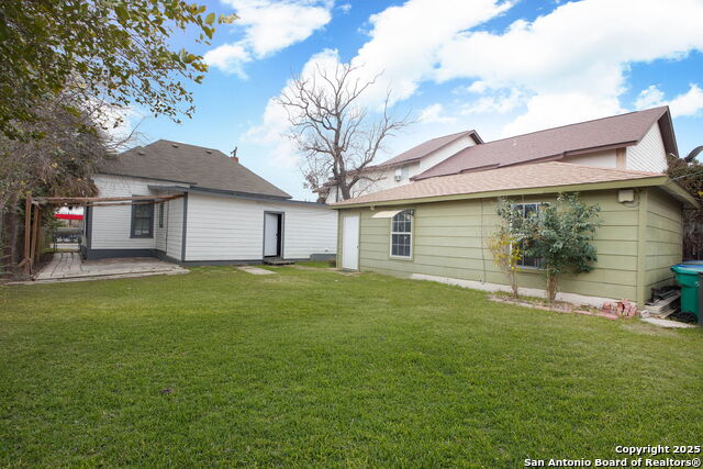 Listing photo id 25 for 2719 West Houston