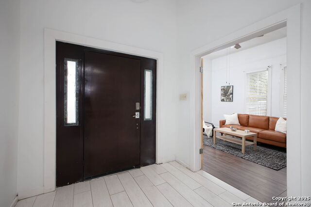 Listing photo id 3 for 2719 West Houston