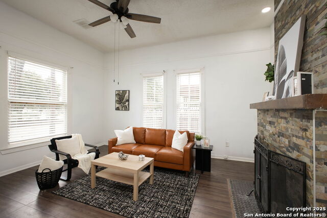 Listing photo id 4 for 2719 West Houston