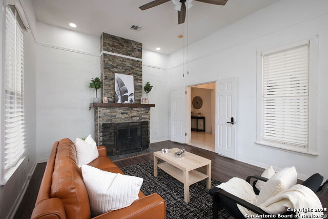 Listing photo id 5 for 2719 West Houston
