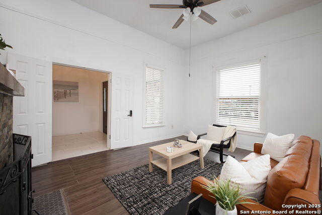 Listing photo id 6 for 2719 West Houston