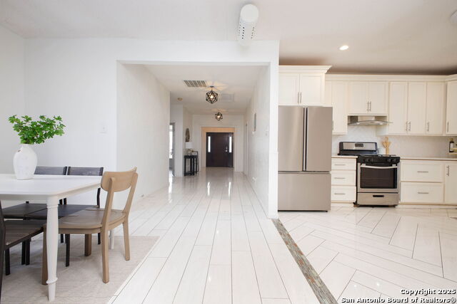 Listing photo id 7 for 2719 West Houston