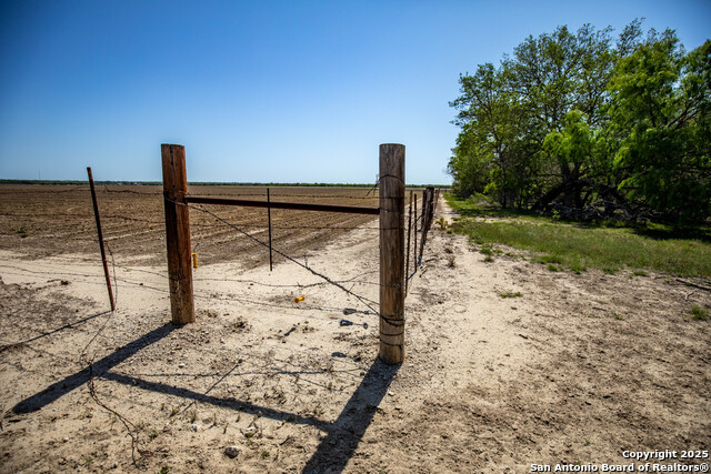 Listing photo id 26 for 8016 Fm 1303