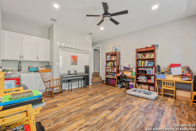 Listing photo id 11 for 8730 Avator Circle