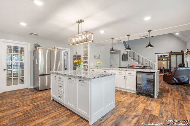 Listing photo id 13 for 8730 Avator Circle