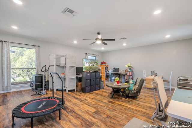 Listing photo id 19 for 8730 Avator Circle