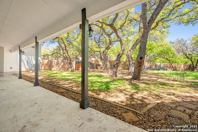 Listing photo id 2 for 8730 Avator Circle