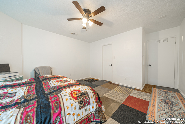 Listing photo id 14 for 9907 Autumn Valley