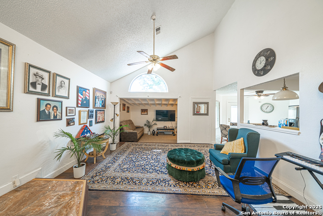 Listing photo id 5 for 9907 Autumn Valley