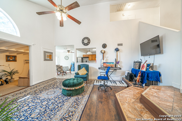 Listing photo id 6 for 9907 Autumn Valley