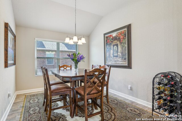 Listing photo id 18 for 1047 Daylan Heights