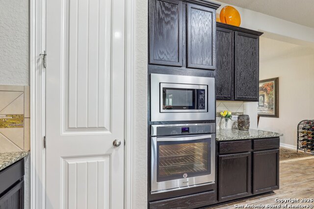 Listing photo id 27 for 1047 Daylan Heights