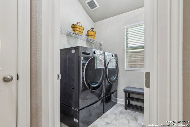 Listing photo id 35 for 1047 Daylan Heights