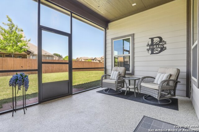 Listing photo id 55 for 1047 Daylan Heights