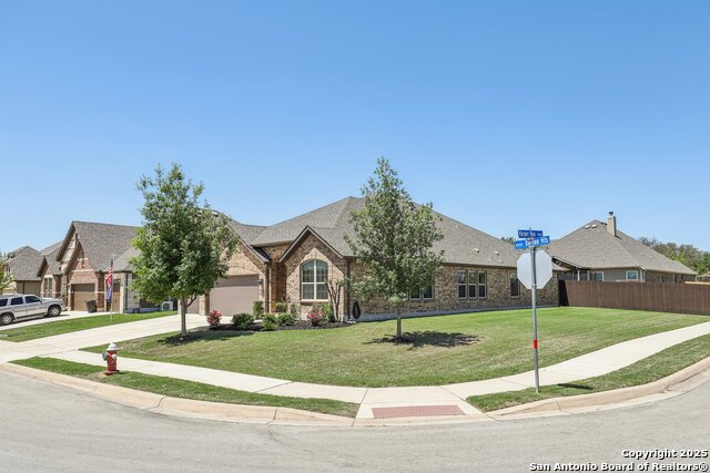 Listing photo id 5 for 1047 Daylan Heights