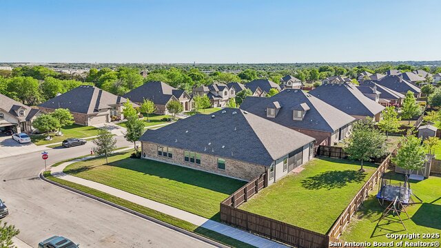 Listing photo id 72 for 1047 Daylan Heights