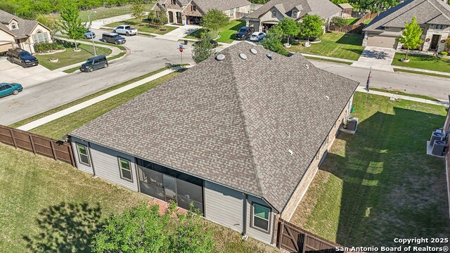 Listing photo id 75 for 1047 Daylan Heights