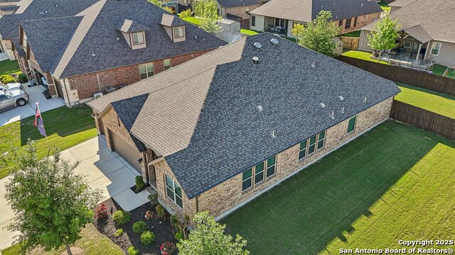 Listing photo id 77 for 1047 Daylan Heights