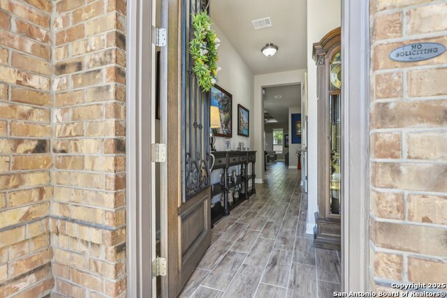 Listing photo id 7 for 1047 Daylan Heights