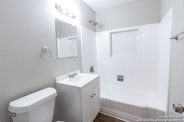 Listing photo id 12 for 875 Utopia