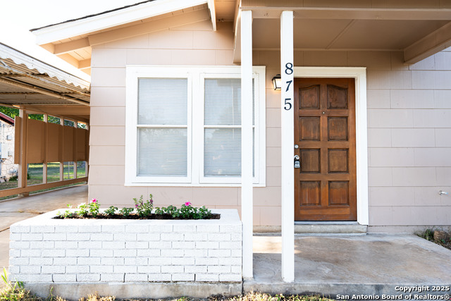 Listing photo id 0 for 875 Utopia
