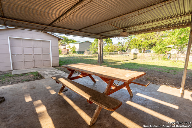 Listing photo id 18 for 875 Utopia