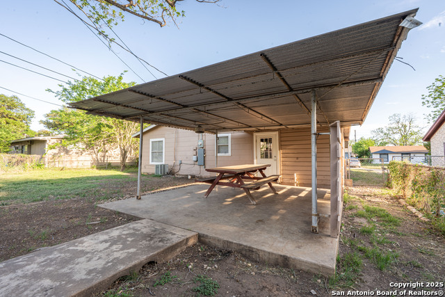Listing photo id 19 for 875 Utopia