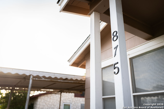 Listing photo id 2 for 875 Utopia
