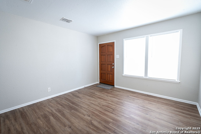 Listing photo id 3 for 875 Utopia