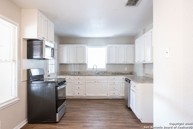 Listing photo id 5 for 875 Utopia