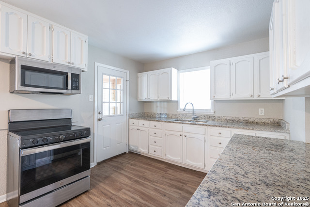 Listing photo id 7 for 875 Utopia
