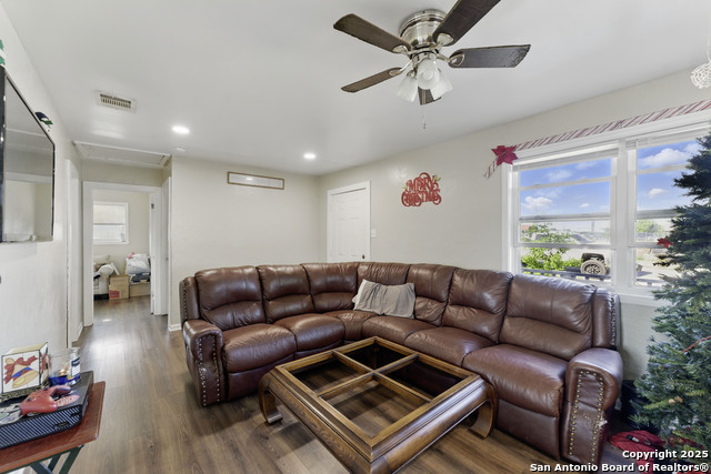 Listing photo id 4 for 556 Gode  