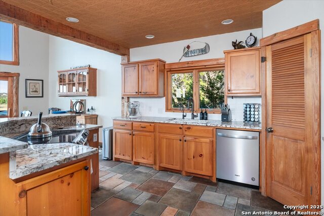 Listing photo id 10 for 21008 W Lakeshore Dr