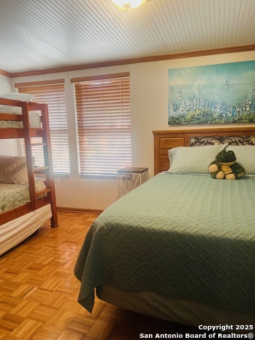 Listing photo id 11 for 272 Lakeshore Dr N