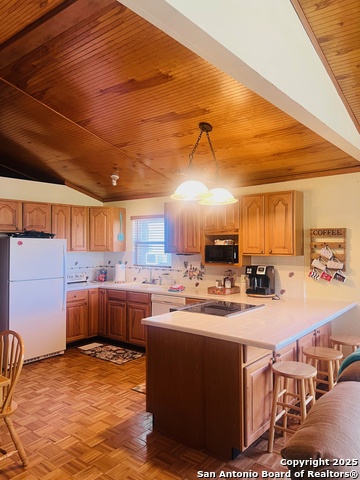 Listing photo id 5 for 272 Lakeshore Dr N
