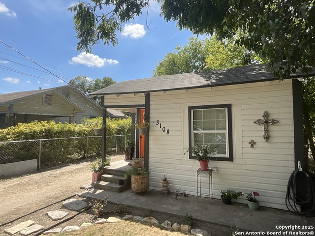 Listing photo id 0 for 3108 Vera Cruz