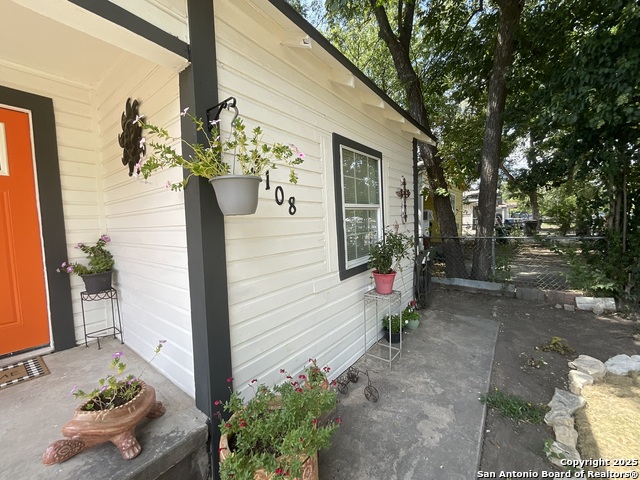 Listing photo id 1 for 3108 Vera Cruz