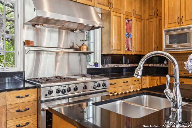 Listing photo id 20 for 110 Turnberry Way