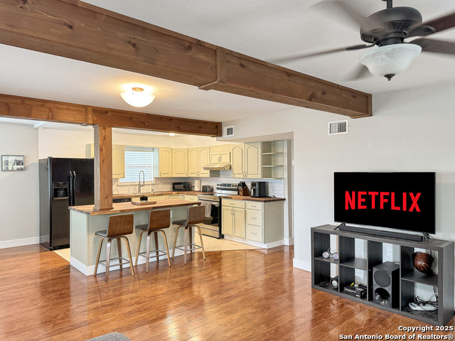 Listing photo id 8 for 209 Lake Forest
