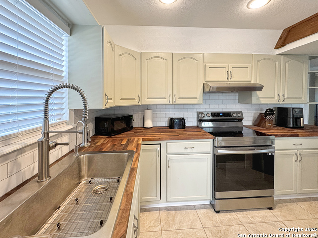 Listing photo id 9 for 209 Lake Forest
