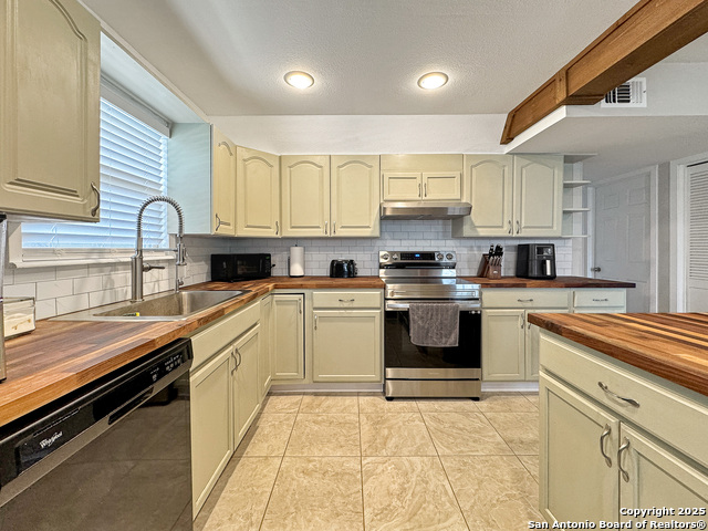Listing photo id 11 for 209 Lake Forest