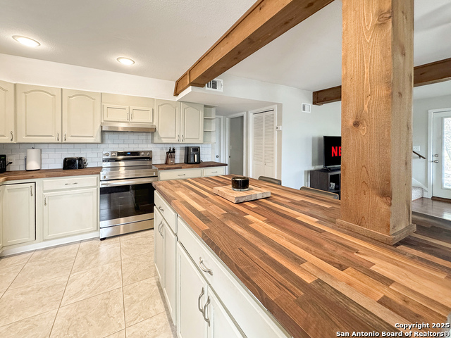 Listing photo id 13 for 209 Lake Forest