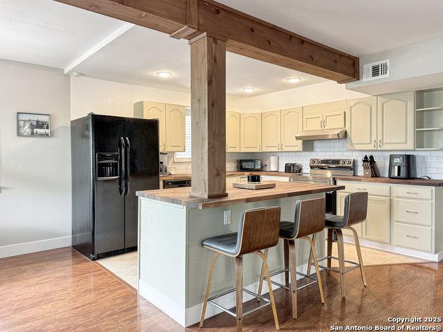 Listing photo id 15 for 209 Lake Forest