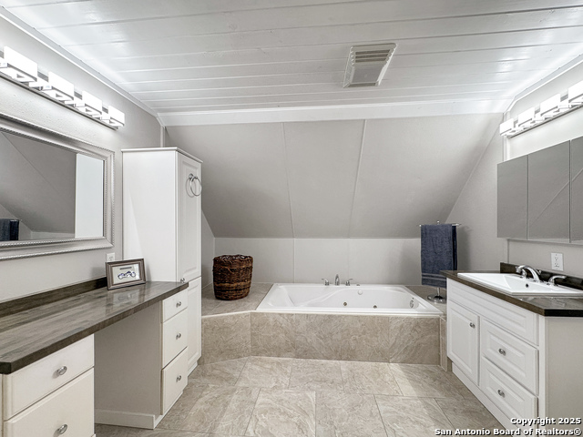 Listing photo id 21 for 209 Lake Forest